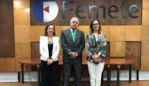 Femete Dos abogadas de Red Cuatro Abogados junto a profesional de Femete posando en un encuentro